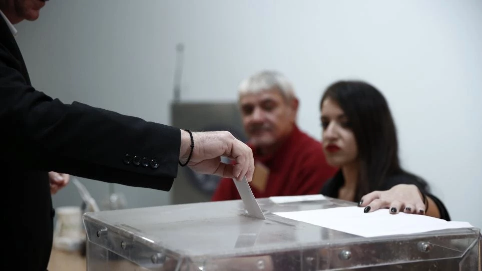 «Φοβάται η κυβέρνηση τους Έλληνες;» – Η ΝΔ κατέθεσε ξανά την τροπολογία για το δικαίωμα ψήφου στους Έλληνες του εξωτερικού